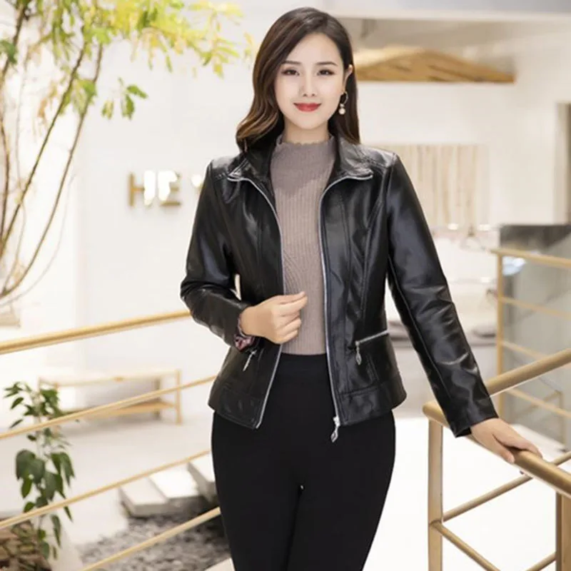 جديد بسيط بولي Leather سترة جلدية المرأة 2025 ربيع الخريف جديد التلبيب معطف سستة منتصف العمر الجلود أبلى معطف الإناث الكورية