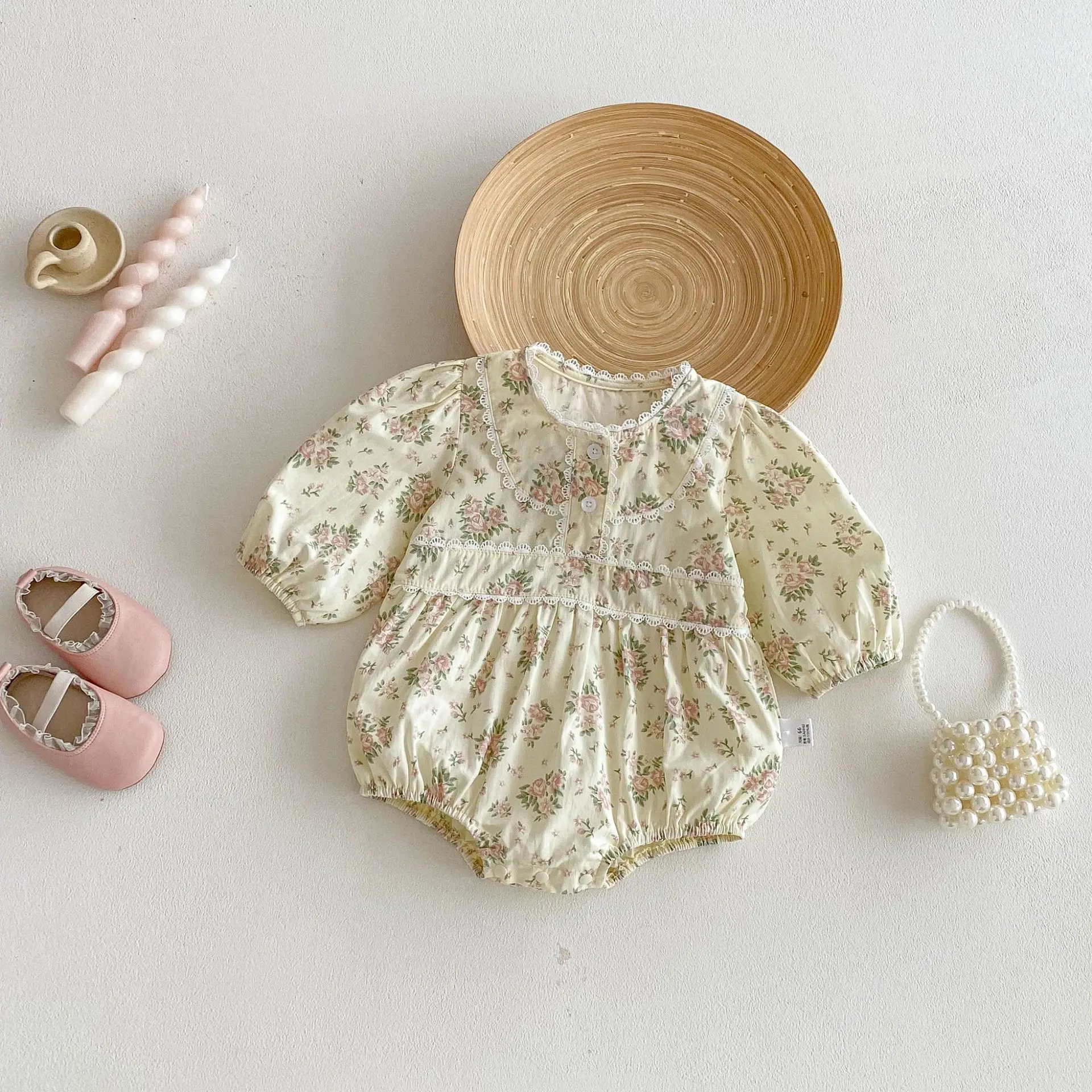 Ins طفلة 2026 ملابس الربيع النسخة الكورية حقيبة الطفل ضرطة الملابس الأزهار بذلة الدانتيل طوق فستان الأميرة بأكمام طويلة