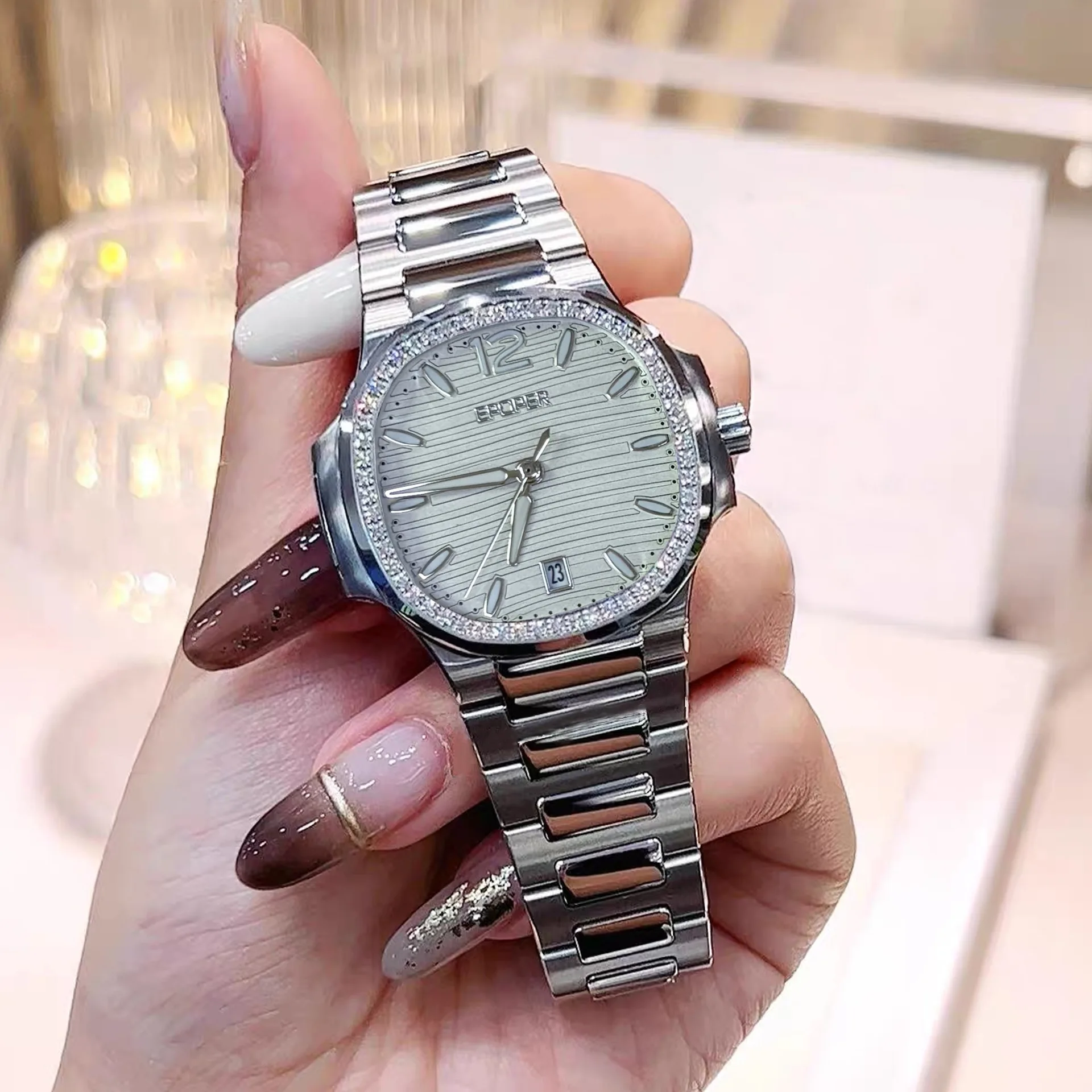 

A luxurious and stylish analog watch with a large luminous dialperfect for couplesfeaturing a casual steel strapA gift for women
