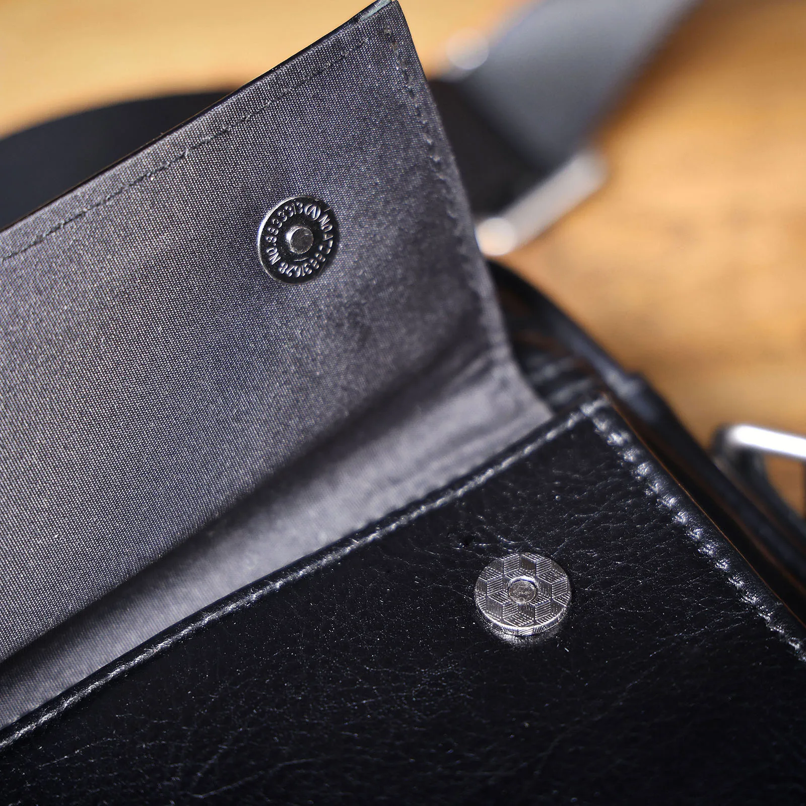 Echte Leder-Brusttasche für Herren, Casual-Umhängetasche aus Rindsleder, Modische Handyhülle, Pflanzlich gegerbtes, gerafftes Leder – Detail 12