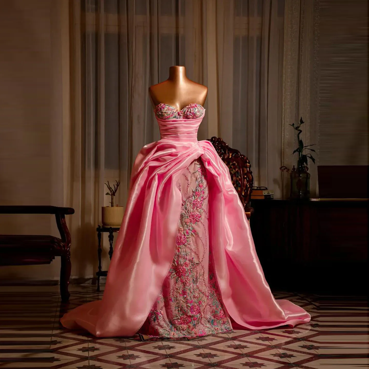 

Роскошное розовое атласное бальное платье, свадебное платье, расшитое бисером, цветочной вышивкой, верхней юбкой и шлейфом, на заказ для вечернего платья Quinceanera