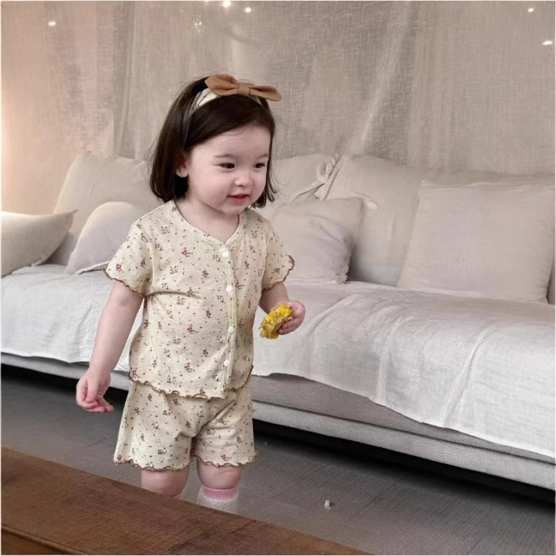 

2025 Summer New Girls' Floral Soft Pure Cotton Short Sleeved V-neck T-shirt and Shorts Two-piece Set