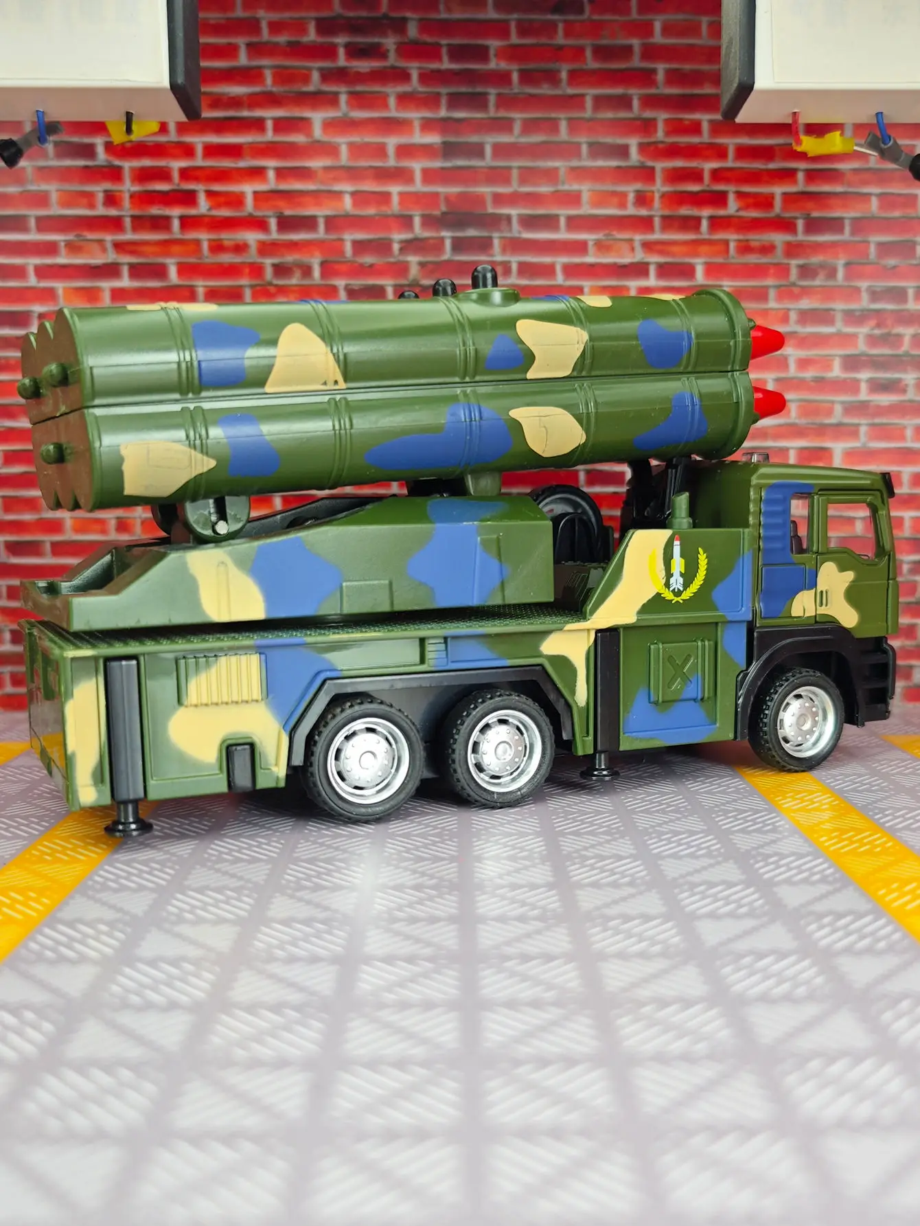 Das Simulationsraketenwagen-Legierungsautomodell im Maßstab 1:50 verfügt über simulierte Ton- und Beleuchtungsfunktionen, reiche Details und feine Verarbeitung
