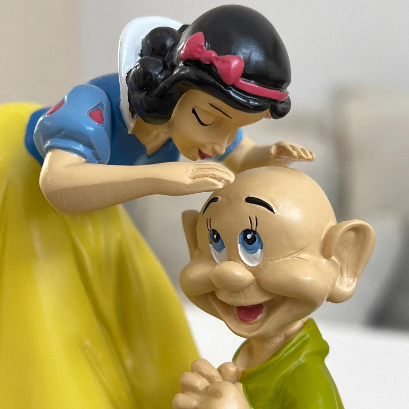 Kreskówka Królewna Śnieżka Pocałunki Krasnale Figurka Anime Model na Biurko Ozdoby Dekoracja Domu Prezent Urodzinowy dla Dzieci Zabawka