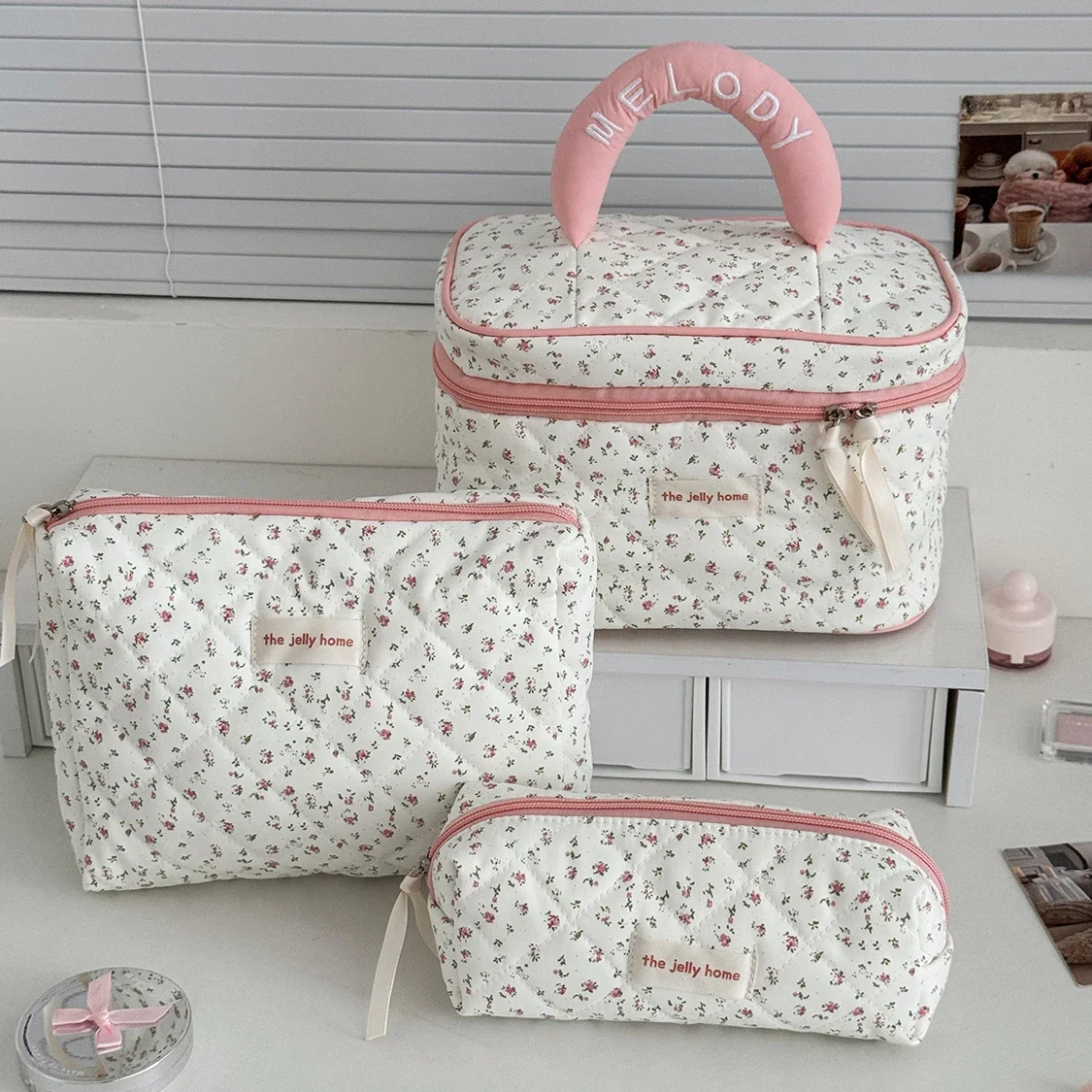 Bolsa acolchada de cosméticos para mujer, organizador de viaje portátil, bolsa de almacenamiento de maquillaje y artículos de tocador, bolso con cremallera, color rosa fresa, 1 ud.