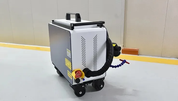 Portable 100w 200w 300W Raycus Max JPT pulsed laser cleaning machine for wood paint rust removal