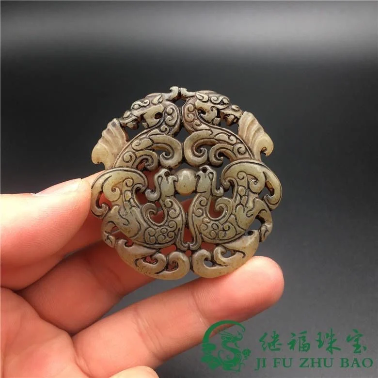 

Playing with jade objects double-sided hollowed out dragon and phoenix auspicious pendants, hanging high jade old objects from