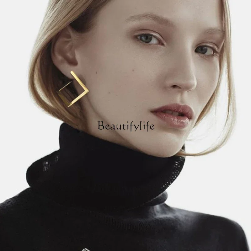 Gold light luxury earrings for women = temperament cold wind earrings, high sense European and American