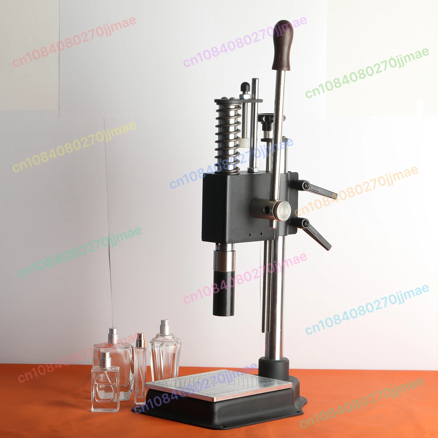 

Машина, пряжка для флакона духов, небольшая ручная машина для укупорки флакона с распылителем