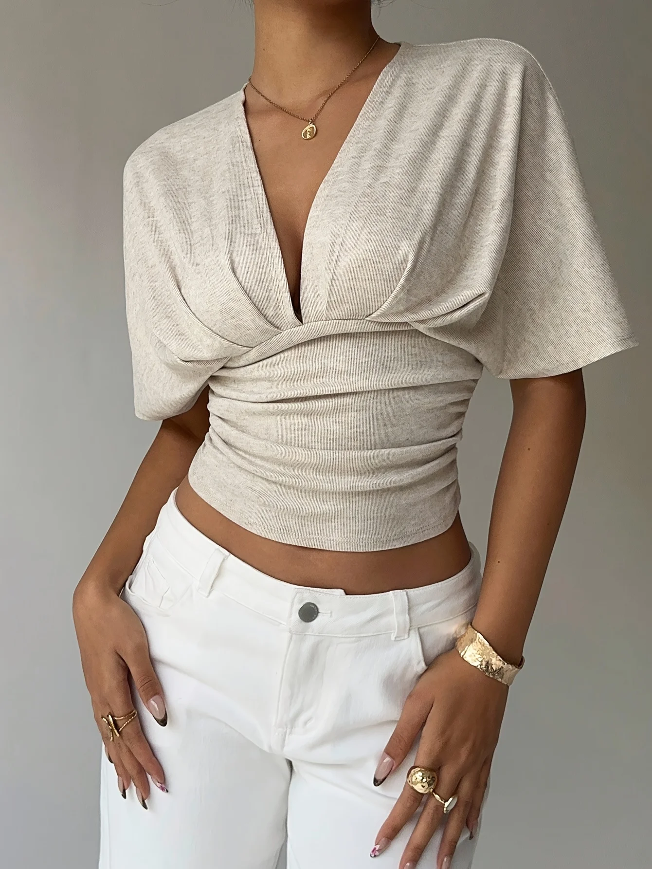 Damen Sommer T-Shirt in Aprikose mit Tiefem V-Ausschnitt und Kurzen Ärmeln, Figurbetont – Detail 5