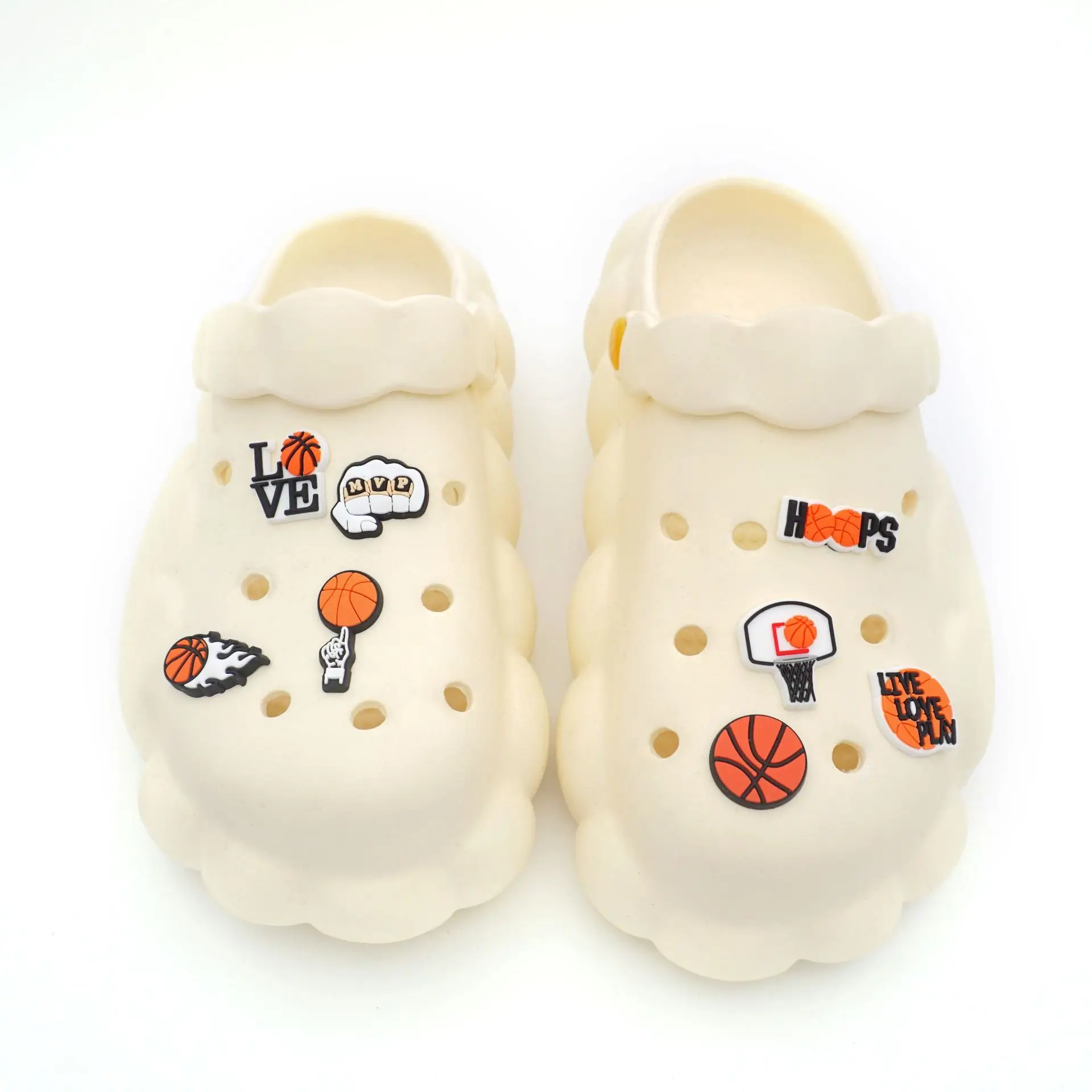 Chaussures de basket-ball de dessin animé, trou de fleur, accessoires de chaussures à motifs, style sportif, décoration de sandale DIY