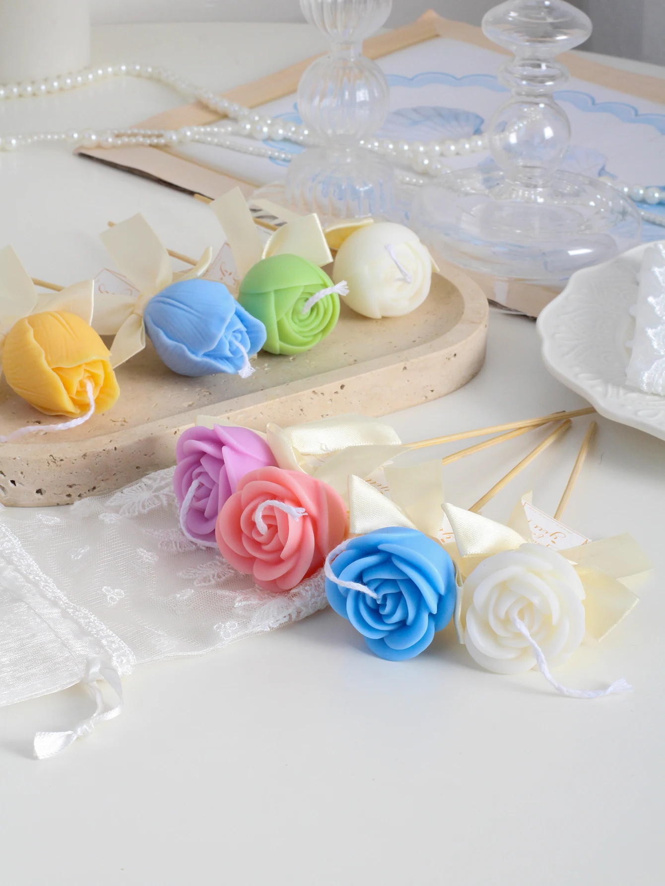 4 pcs/set (including a tulip-shaped candle, a ribbon, a bamboo stick and a card). This is a set of rose/tulip-scented candles. S