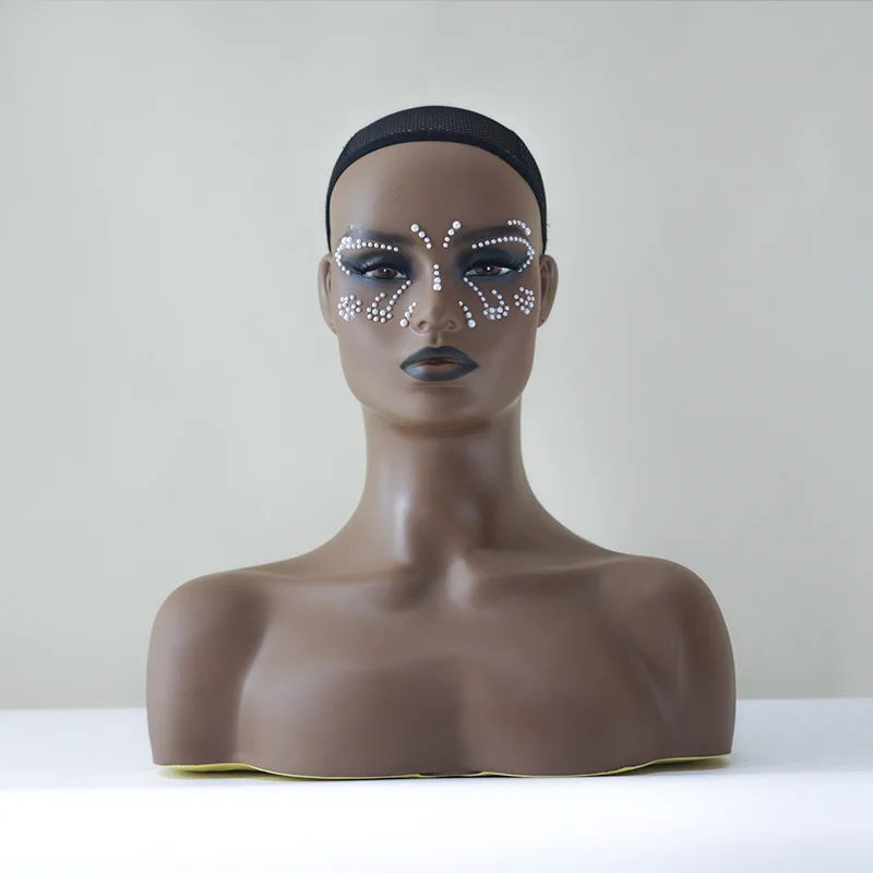 testa-di-manichino-con-spalle-in-pelle-nera-mezzo-busto-femminile-realistico-per-esposizione-di-trucco-parrucche-e-gioielli