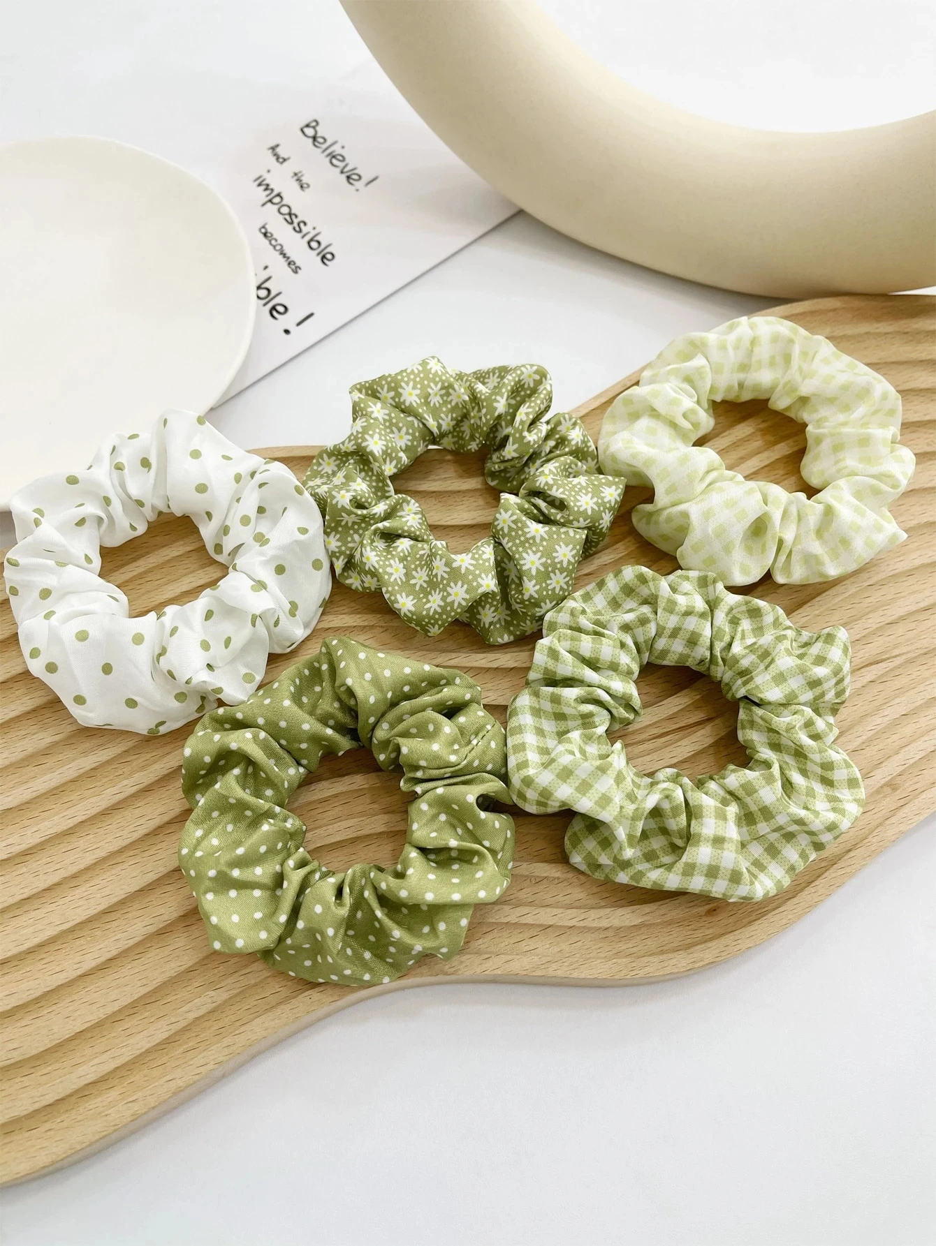 5 قطع من ربطات الشعر Scrunchie الأنيقة ذات الطباعة المنقطة