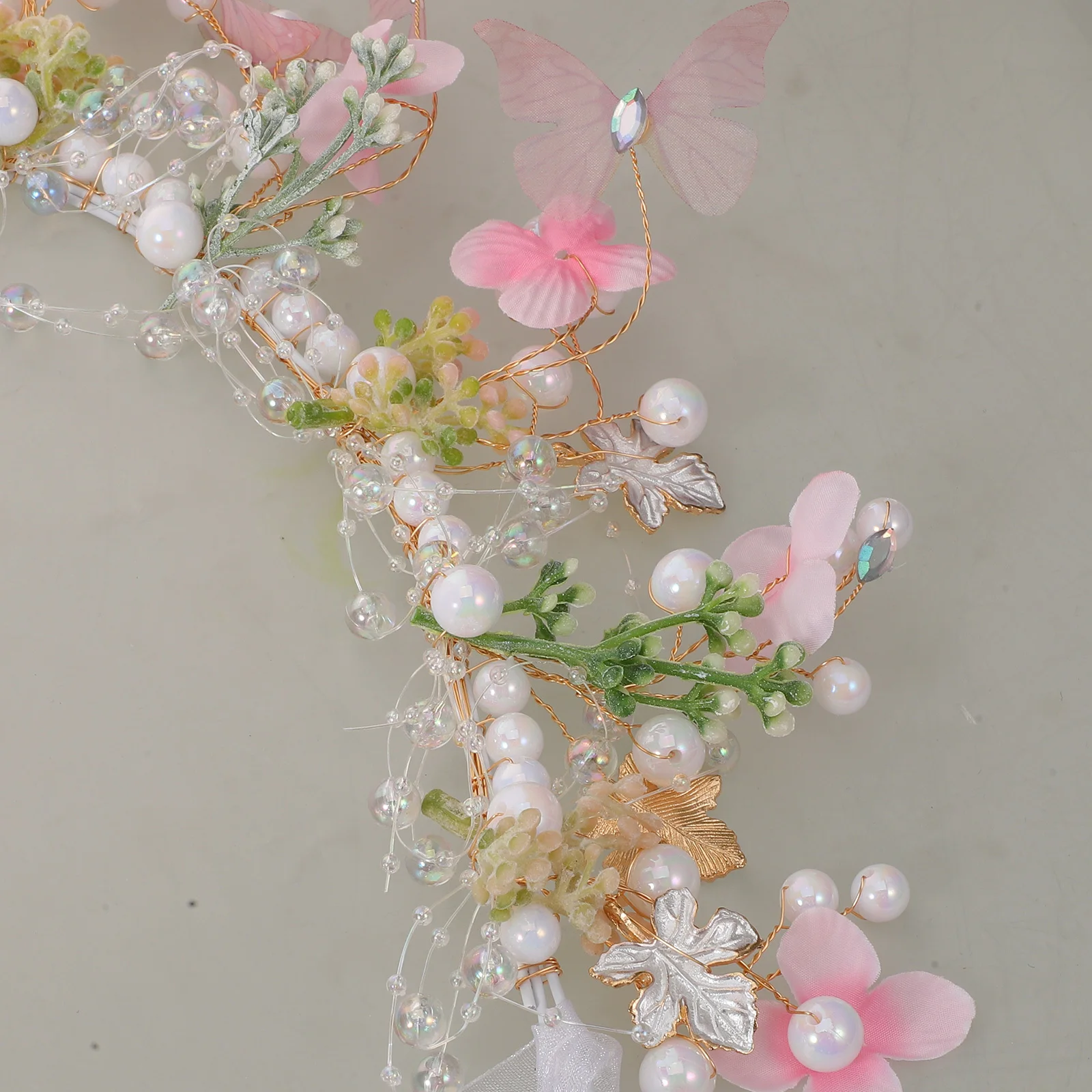 عصابة رأس أنيقة لحفلات الزفاف مقلدة على شكل فراشة لؤلؤية وزهور إكسسوار شعر مريح وقابل للتعديل مناسب للمناسبات الخاصة