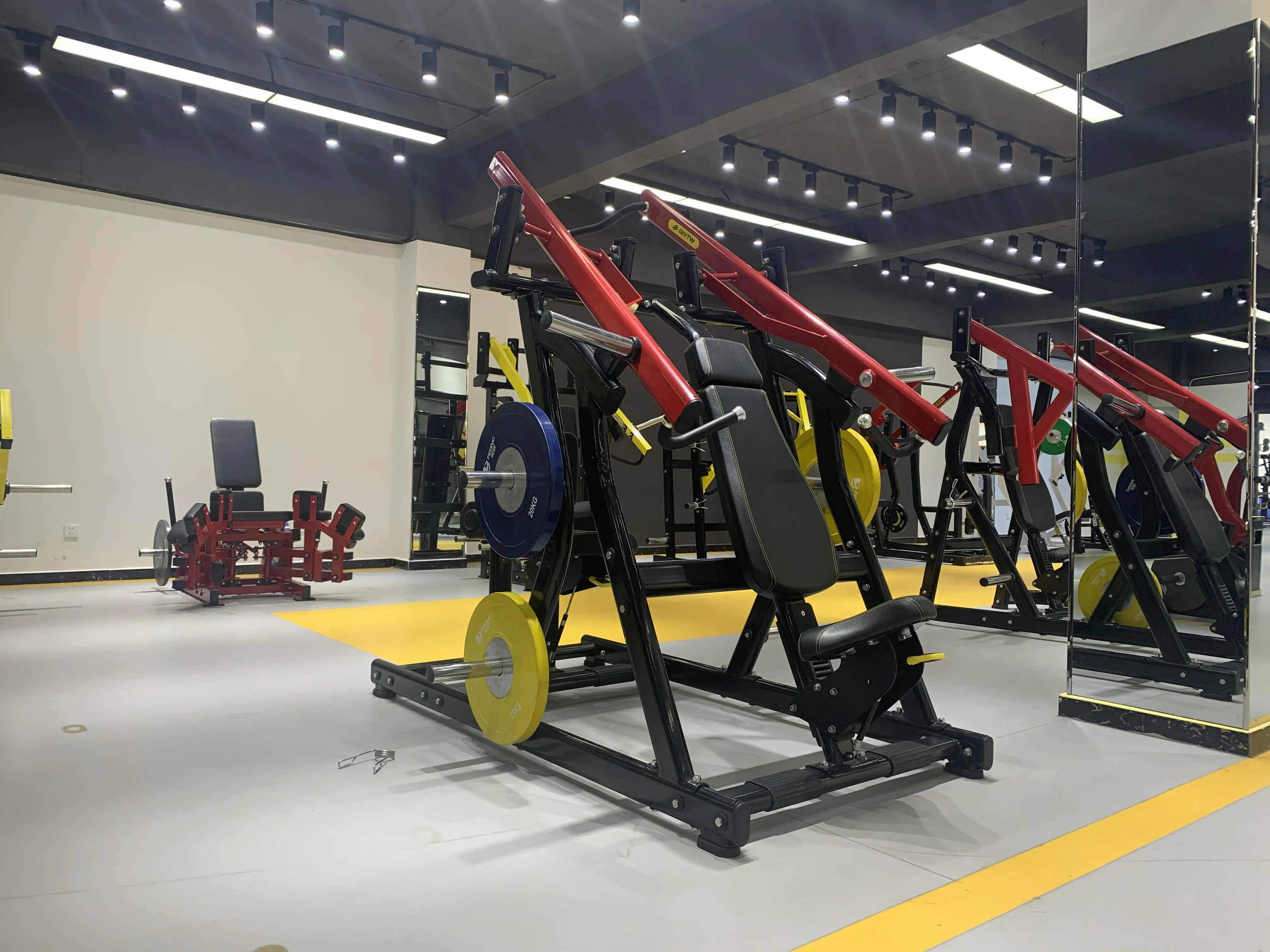 آلة اللياقة البدنية الرياضية في صالة الألعاب الرياضية آلة ضغط الصدر سوبر انلاين جديدة