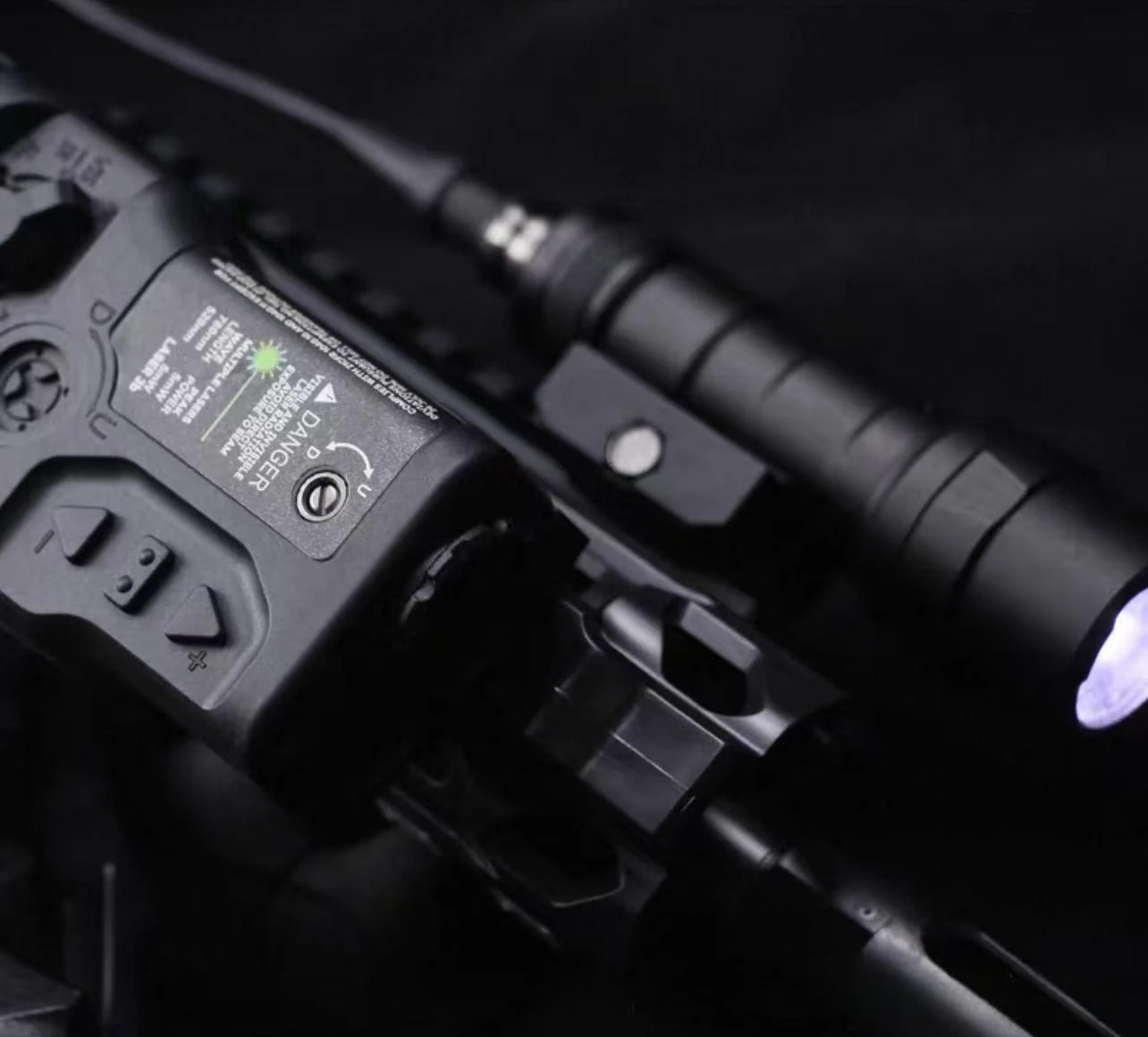 Einstellbares grünes taktisches Lichtmodul mit Dauer- und Stroboskopmodus, Batteriefach passend für 20-mm-Schiene, Zubehör für Outdoor-Spielzeug – Detail 5