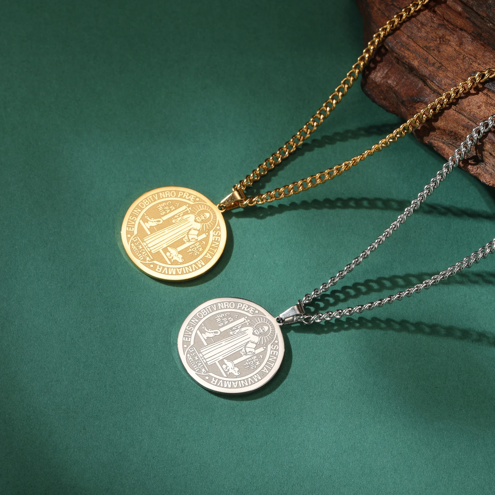 COOLTIME Saint Benedict Medaille Halskette Edelstahl katholischen Medaillon Anhänger Halsreif Vintage San Benito Amulett Schmuck Geschenk – Detail 5