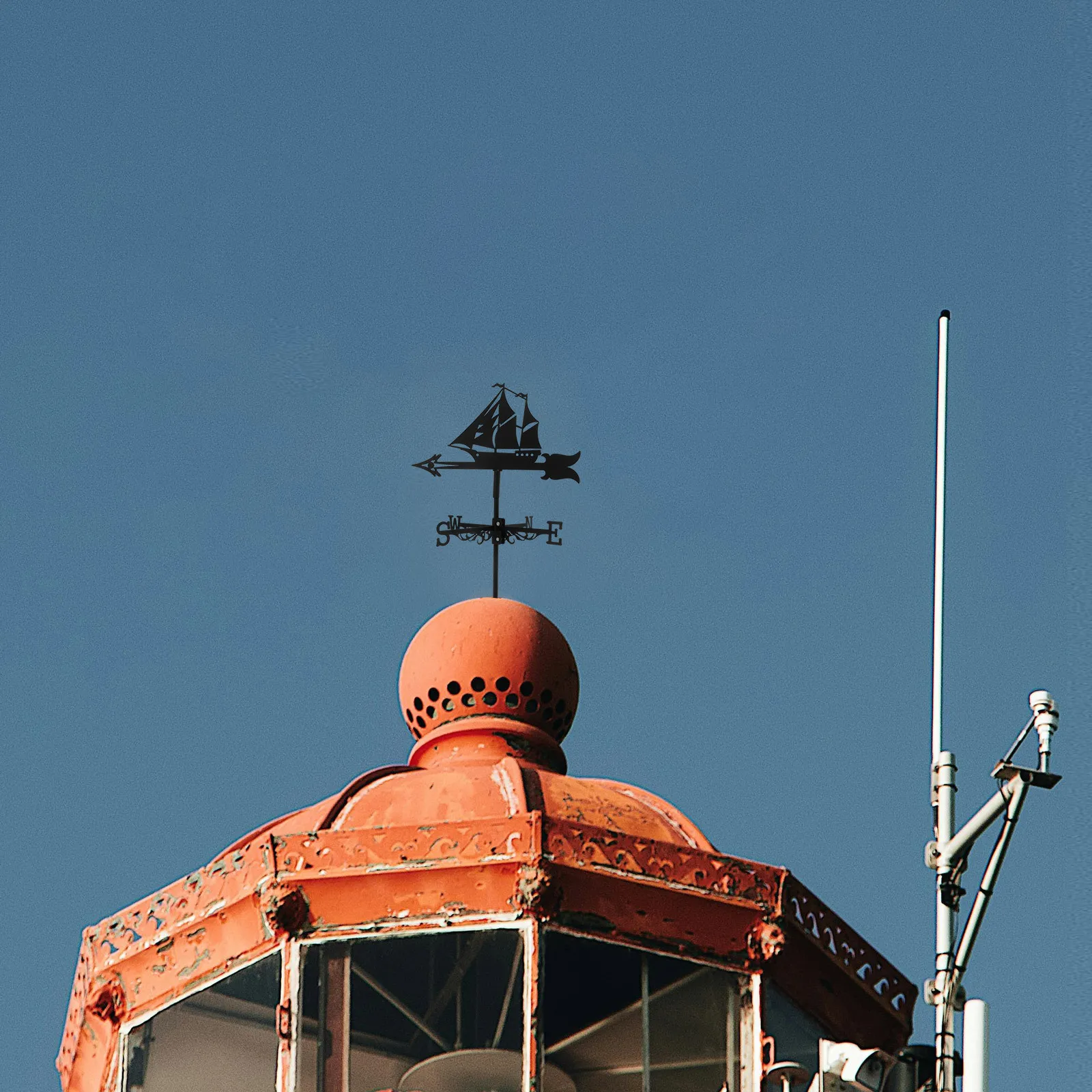 حديقة ريشة الطقس في الهواء الطلق مؤشر اتجاه الرياح المعدنية Weathervane خمر نمط دائم ديكورات للباحة ريشة الرياح الحديدية #3