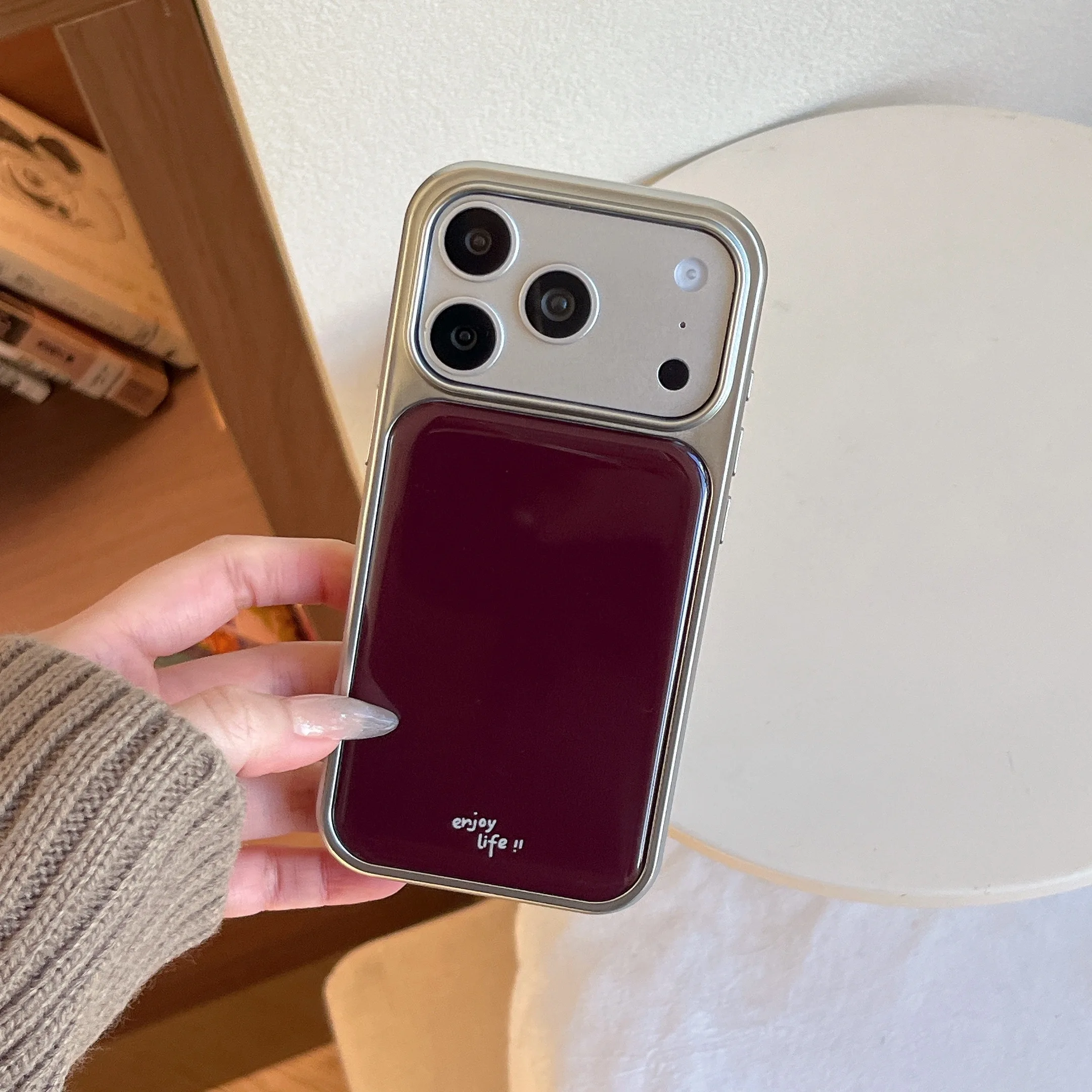 Elegantes, glänzendes 3D-Handyhülle-Design in Burgunderrot mit goldenem Pony-Anhänger für iPhone 18 17 16 15 14 11 12 13 Pro Max Plus Rückseiten-Cover – Detail 3