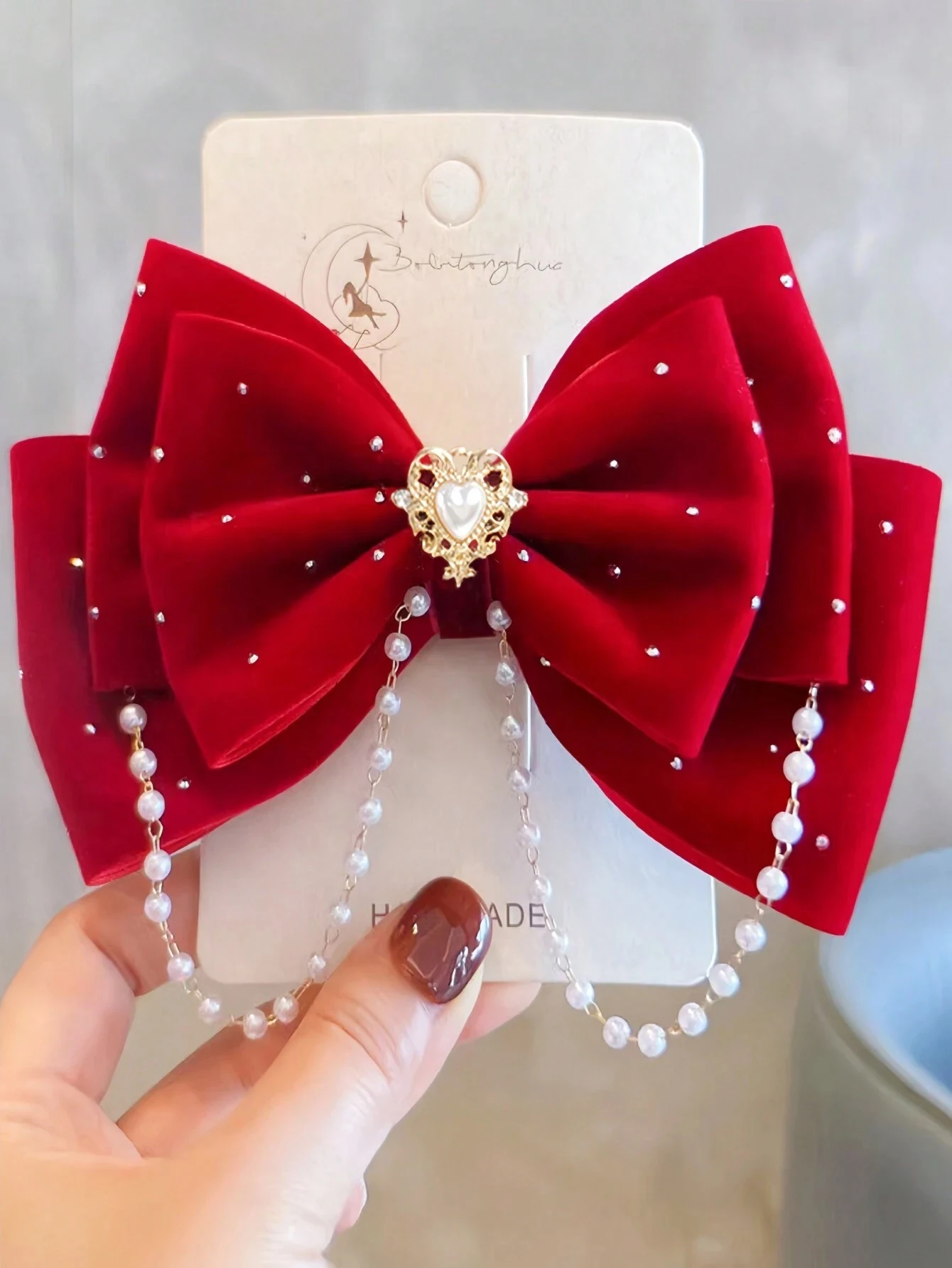 

A Girl's Fashionable Butterfly Hairpin with Rhinestones and Pearls, Suitable for Daily or Christmas