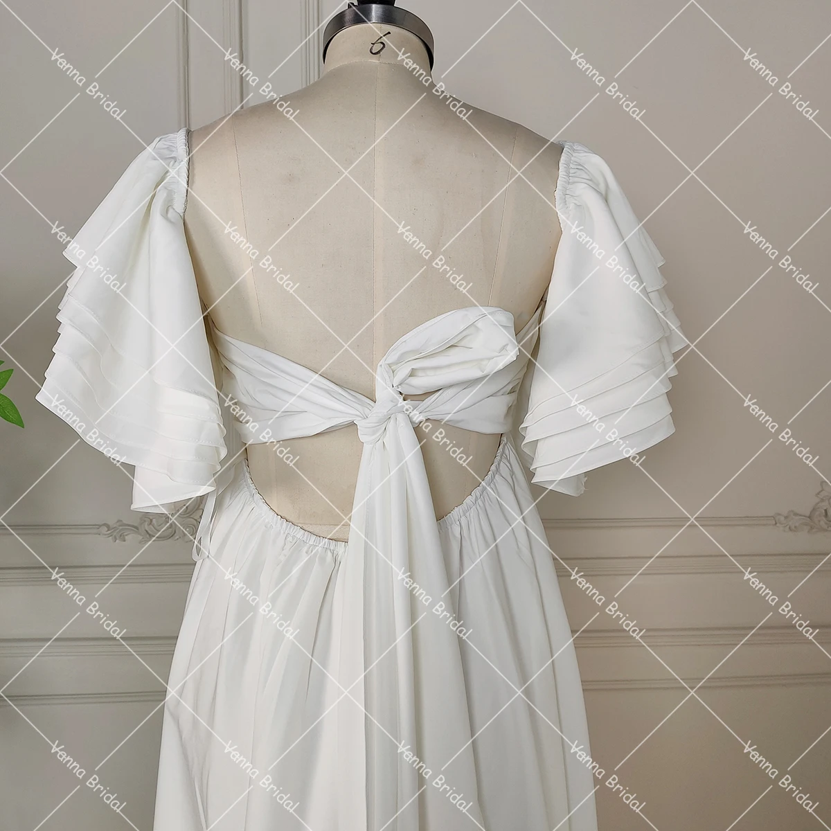 エンパイアウエスト コットンブレンド ブライダルドレス セルフタイベルト フロアレングス ティアード ショート フラッター スリーブ バックレス マタニティ ウェディングドレス