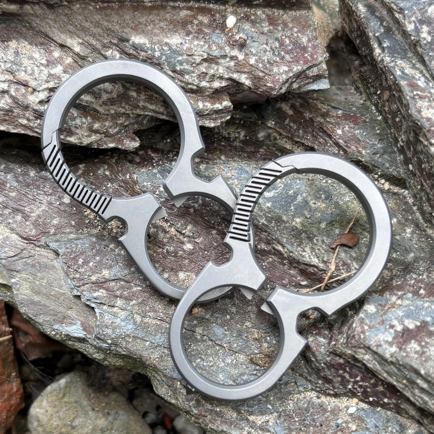 新しいチタン合金キーホルダー多機能クリエイティブポータブル栓抜きウエストバックル屋外 EDC ツール