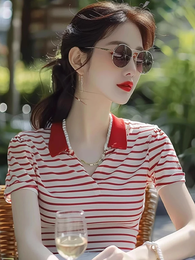 

Летний повседневный топ-поло с коротким рукавом в полоску, белый с красными цветовыми блоками, удобный для поездок на работу, свободный крой, футболка-поло.