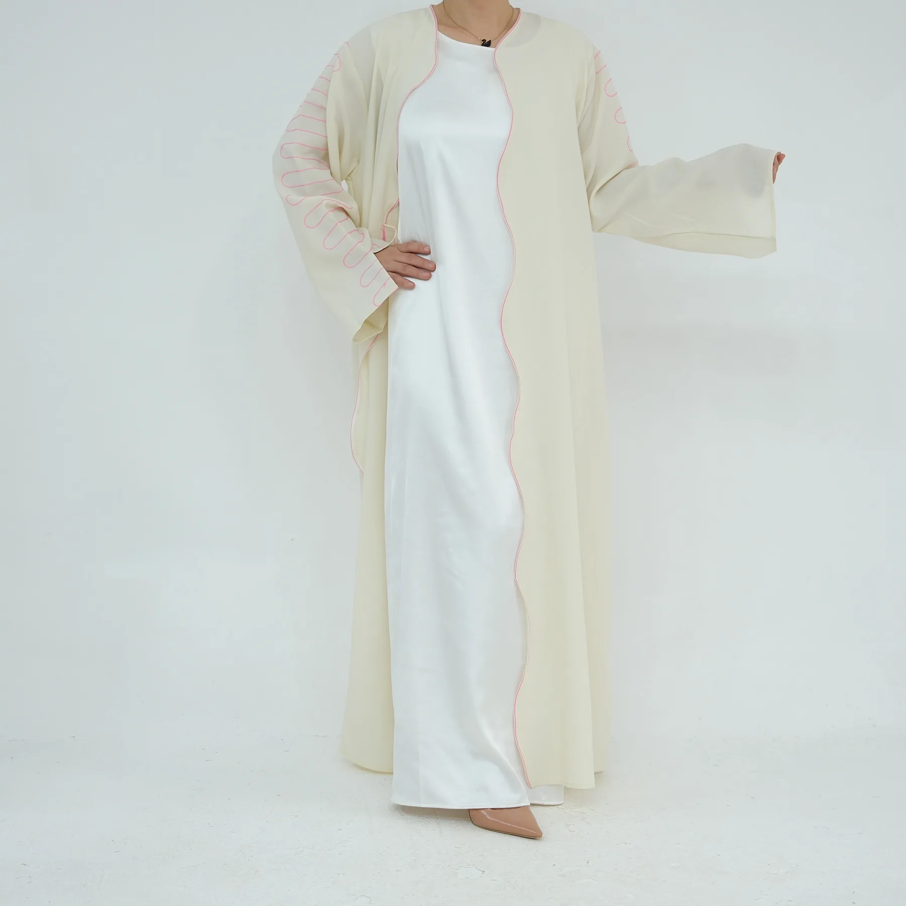 2025 Heißer Verkauf Dubai VAE Elegante muslimische Abaya Frauen islamisches hellfarbenes rosa gefüttertes Stickdesign für Märkte im Nahen Osten
