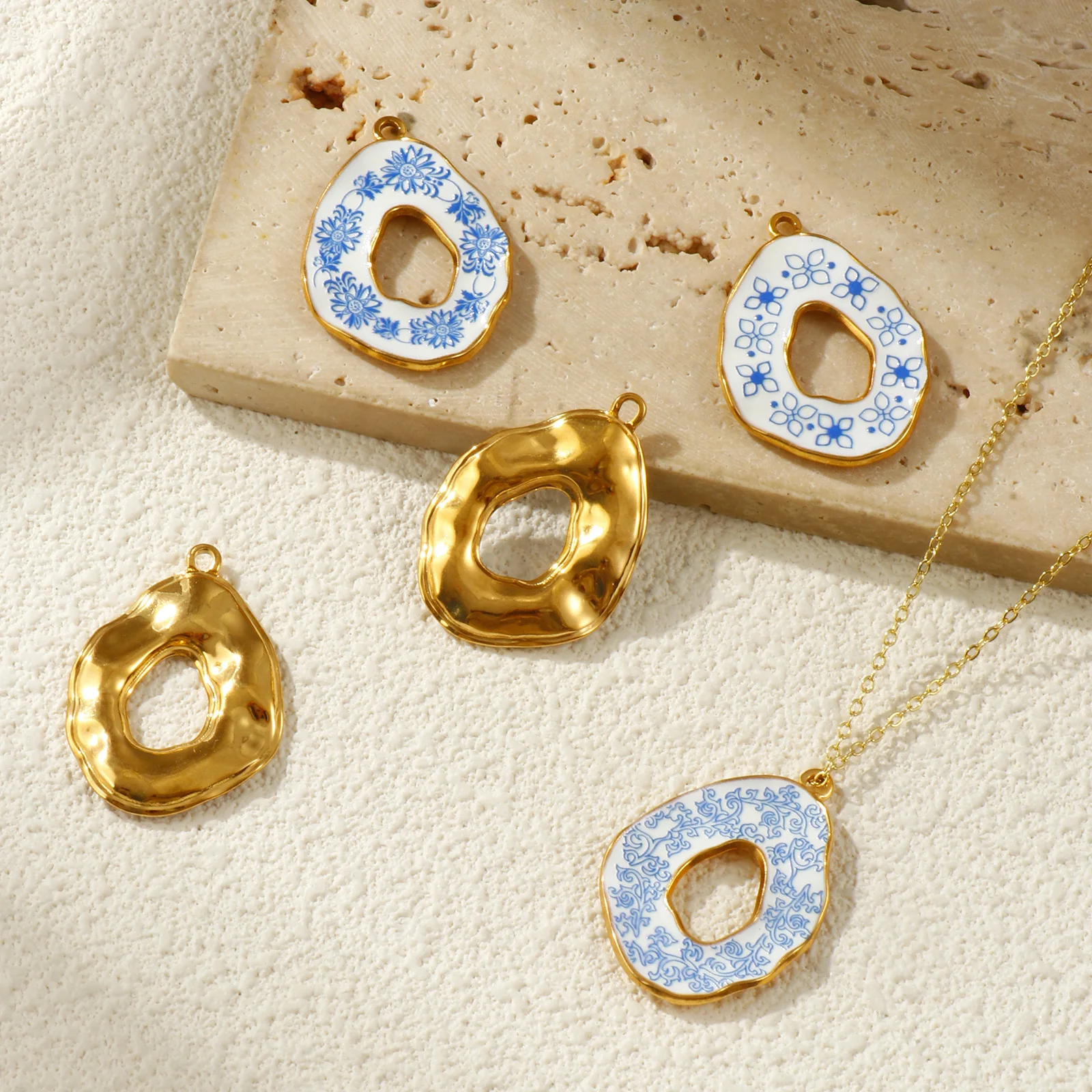 2 Stück unregelmäßige Anhänger aus 304 Edelstahl mit blauer Blumenverzierung, blau-weißem Porzellan-Druck, geometrisch, DIY-Zubehör für Frauen, 3,5x2,5 cm – Detail 5