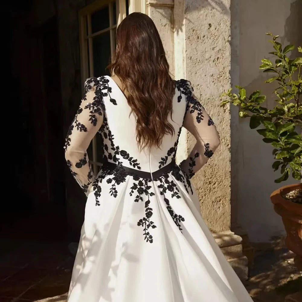 Robe de mariée personnalisée, magnifique, grande taille, avec des appliques noires, col en V, manches longues, traîne de balayage