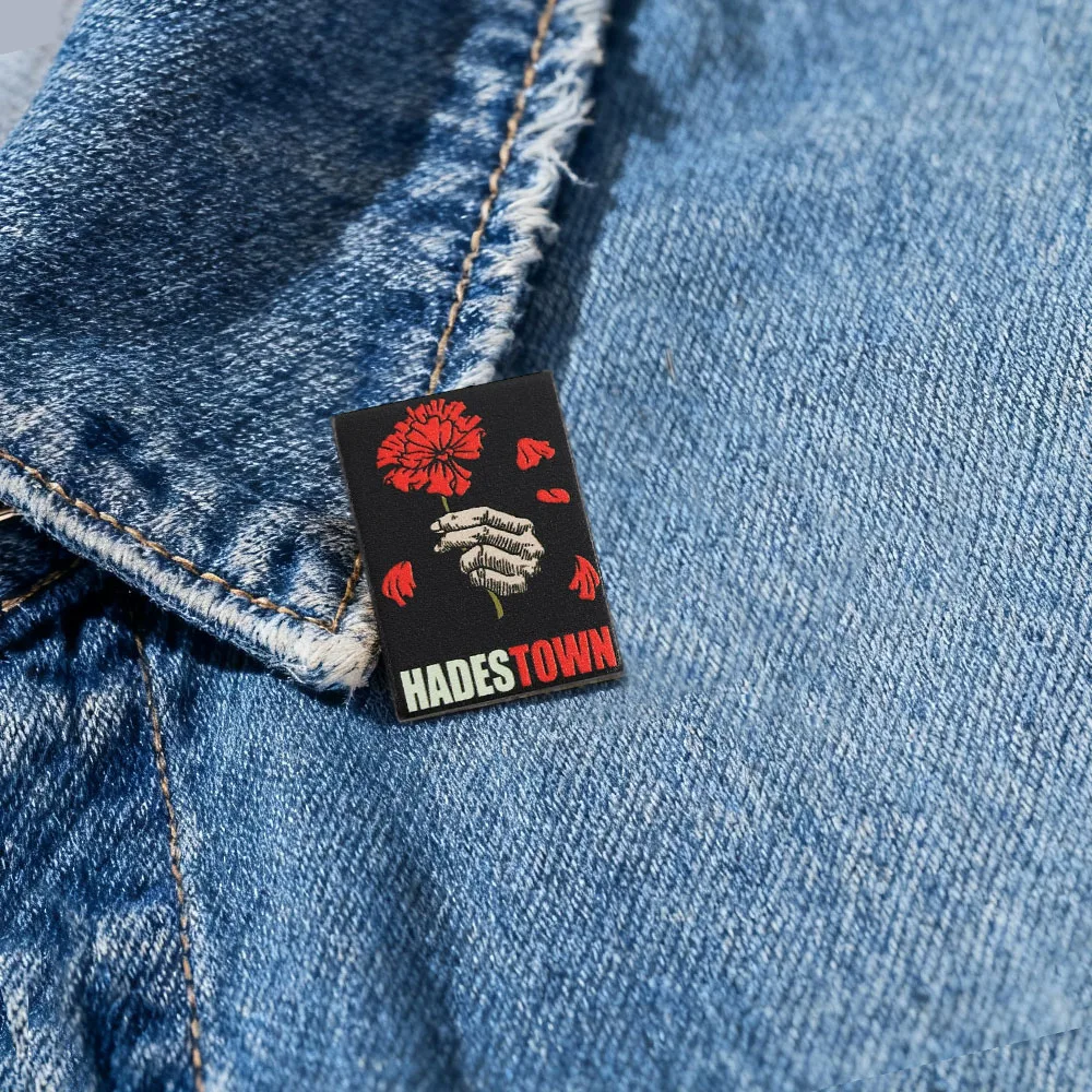 Hadestown Musical Emaille-Anstecker, Broadway-Theater-Abzeichen, Hand mit Nelke, Brosche, Schmuck, Geschenk für Schauspieler und Theater-Enthusiasten – Detail 8