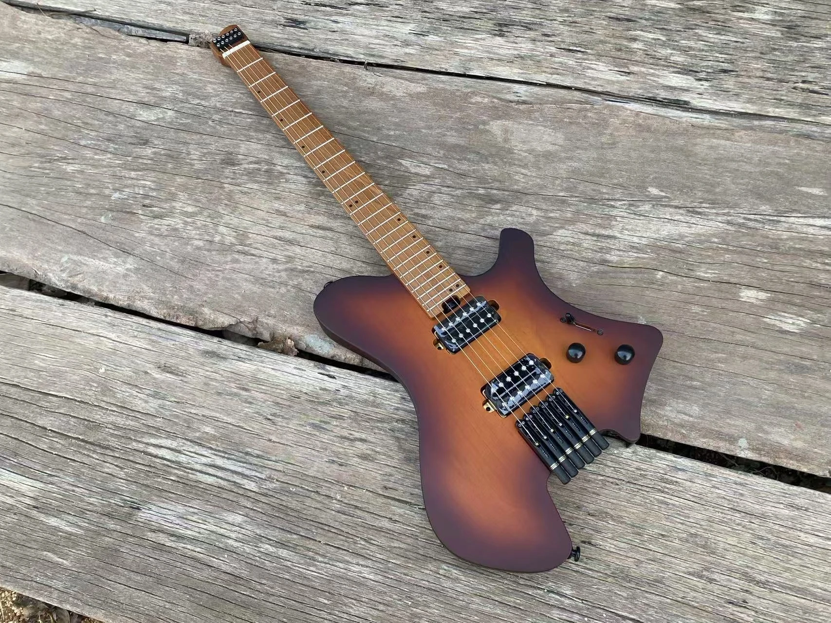 W magazynie Acepro Brown Burst Alder Body Bezgłowe gitary elektryczne Pieczony klonowy gryf i podstrunnica Jumbo Progi ze stali nierdzewnej