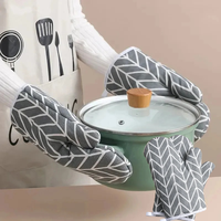 Heat-Resistant Microwave Oven Gloves High-Temp Insulated Kitchen Gloves Chevron Pattern Soft Fabric Wrist Straps Kitchen Tools