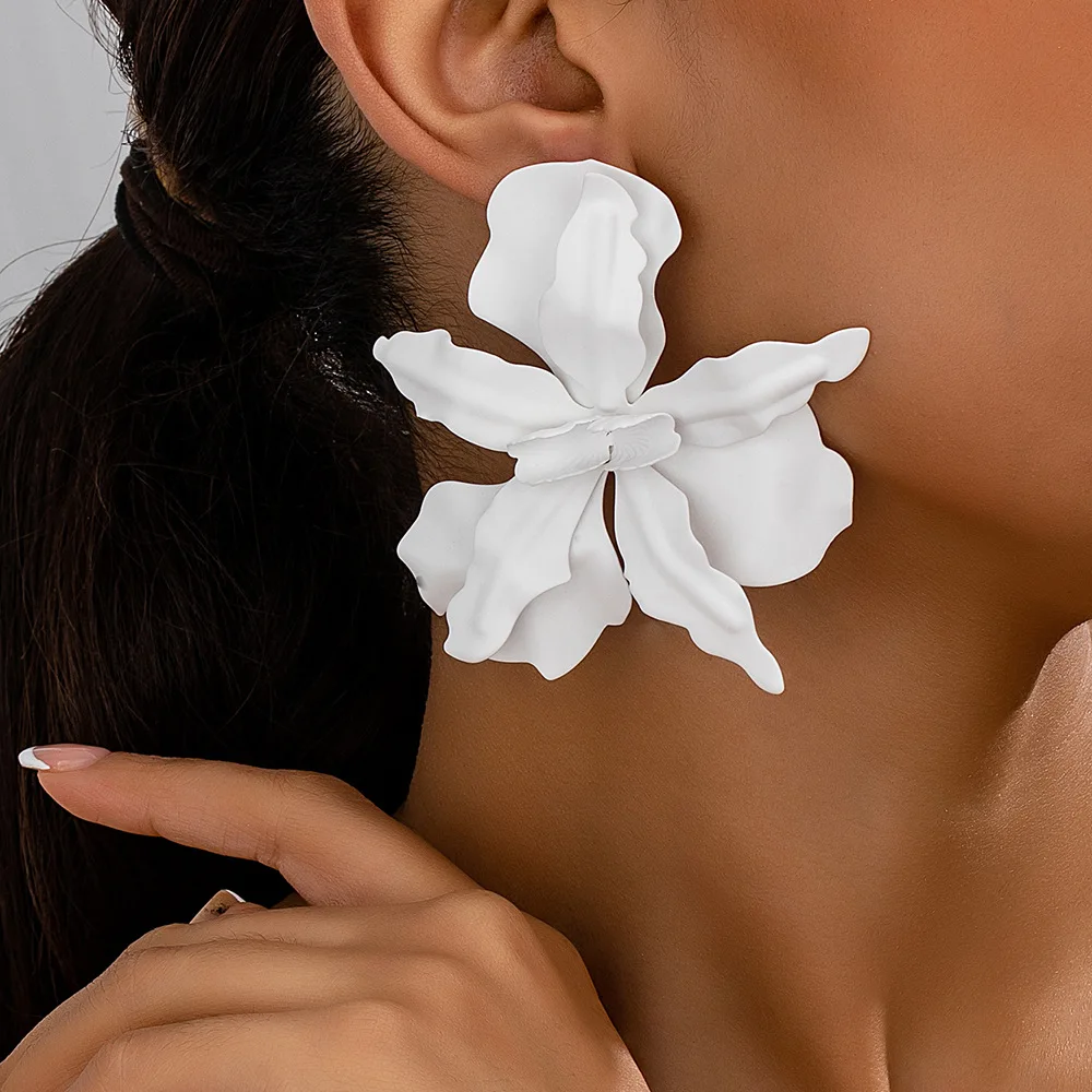 

1 Pair of Trendy Stylish White Dangle Earrings Flower Design Match Daily Outfits Party Accessories Fashionable Stuff