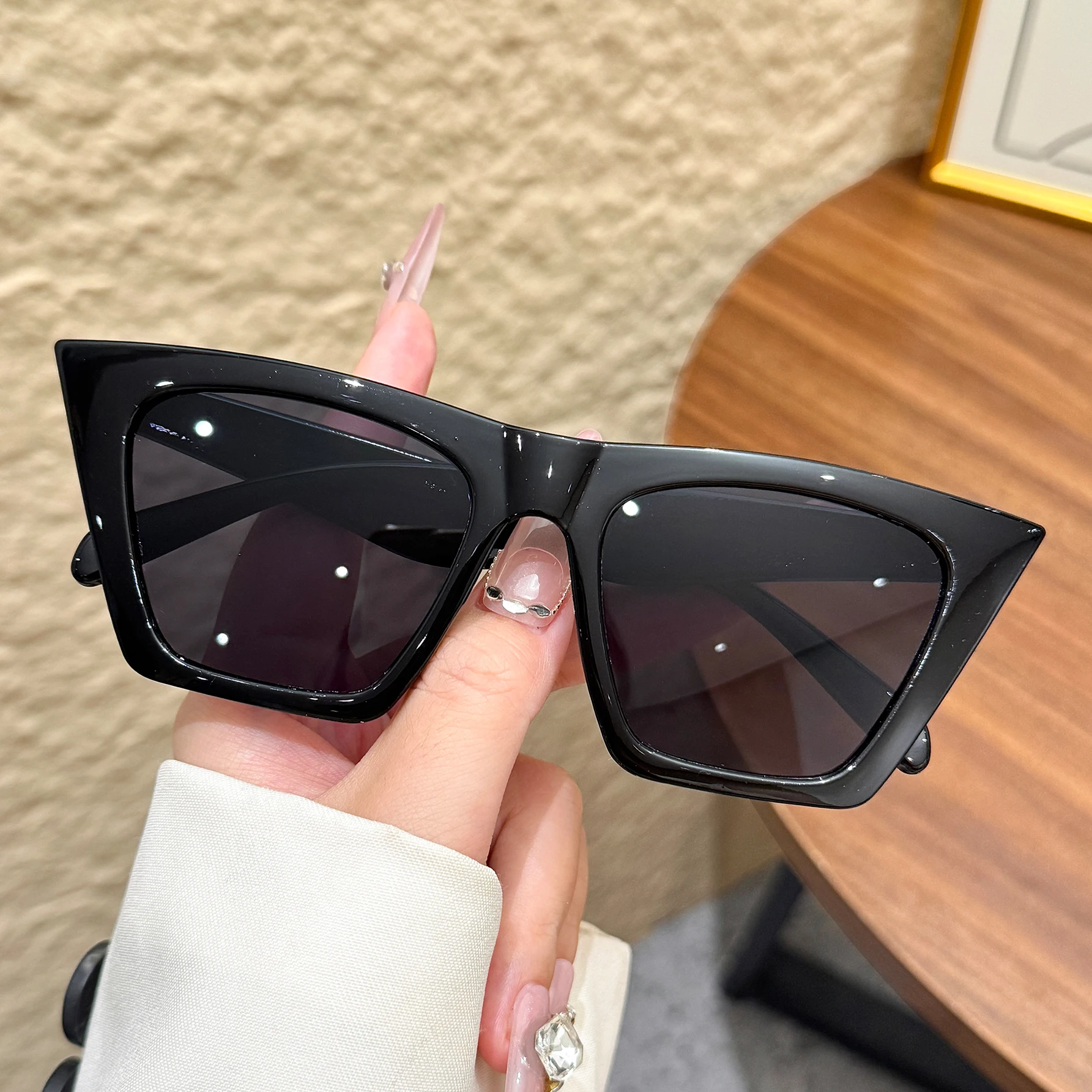 1 Stück Neuer Stil Damen-Sonnenbrille in Katzenaugenform, Herren-Party-Club Anti-Blendschutz-Sonnenbrille, Display-Sonnenbrille für Frauen