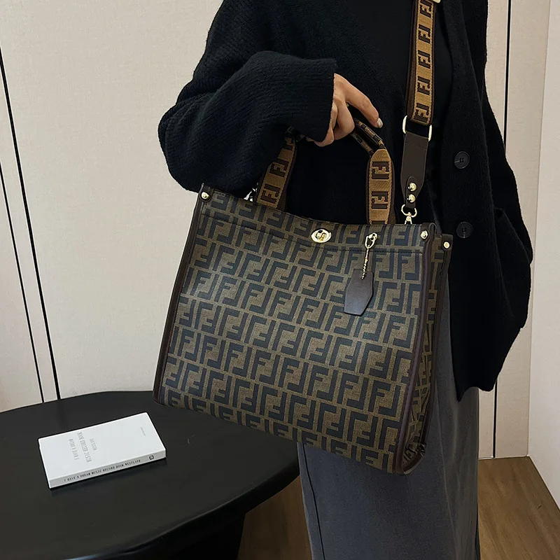 

2025 Classic Fashion New Spring Personality Leisure Luxury Design To Create A Senior Commuter Single Shoulder Crossbody Bag