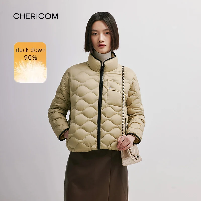 Damska lekka kurtka puchowa Chericom, ciepła, luźna, krótka, z stójką, casualowa, lekka, z wzorem w romby, model Y298003Y, rok 2025.