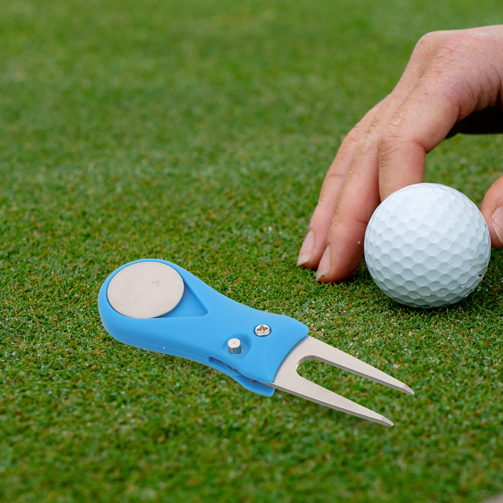 أداة جولف معدنية لإصلاح العشب تتضمن علامة كروية محمولة ومدمجة لملحقات الجولف ذات طرف مدبب ناعم لسهولة الاستخدام طويلة