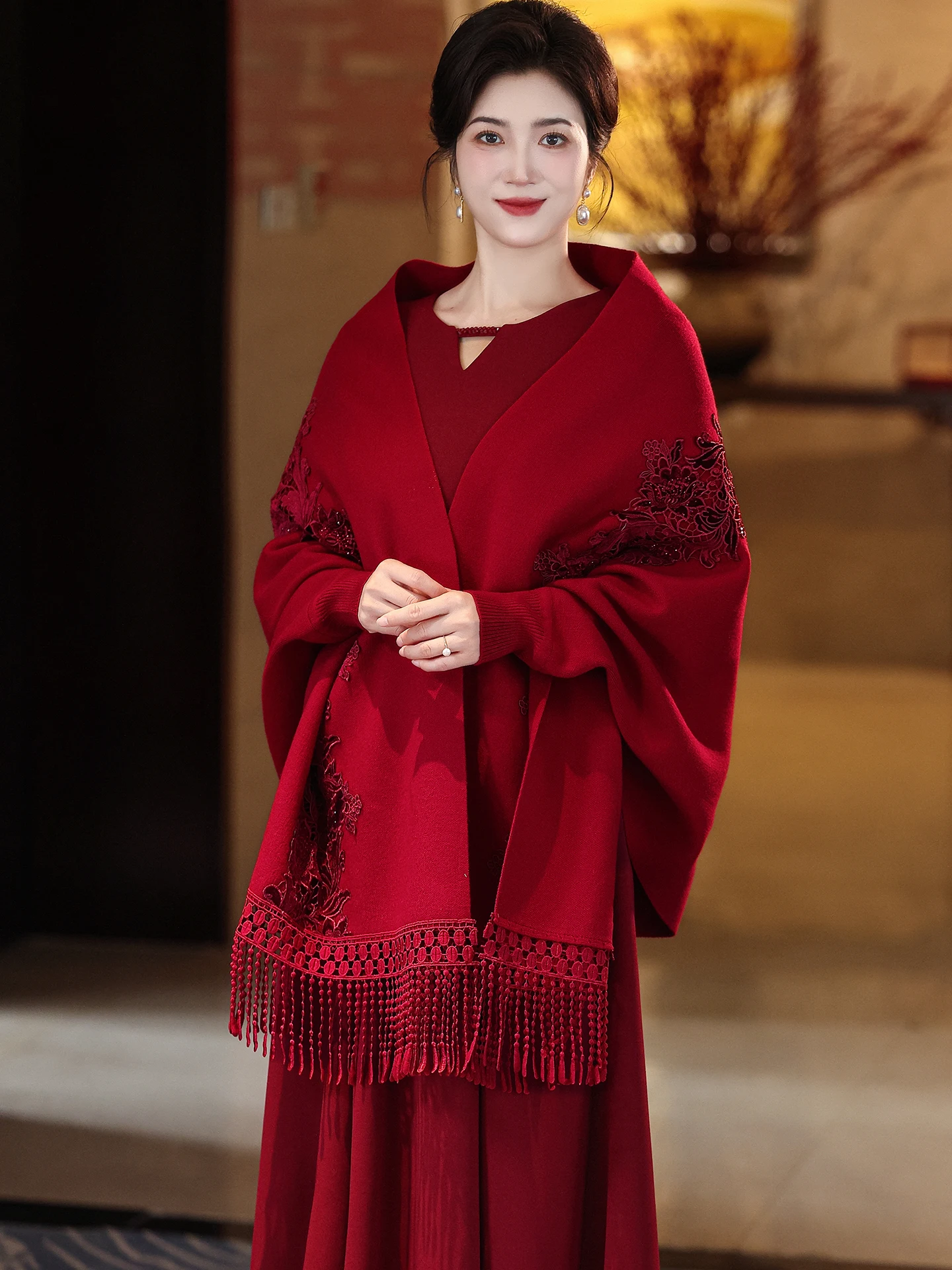 chale-brode-rouge-haut-de-gamme-pour-maman-poncho-pour-grand-mere-ideal-pour-les-mariages-et-la-saison-printemps-automne