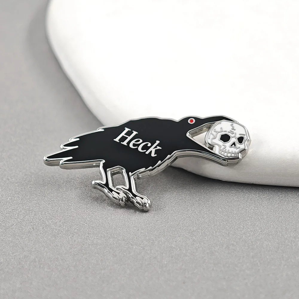 Lustige Goth-Hühner-Emaille-Pin, Höllischer Rabe mit Totenkopf, Gothic Schwarze Krähchen-Brosche, Anstecknadel für Rucksack, Dark-Humor-Schmuckgeschenk – Detail 6