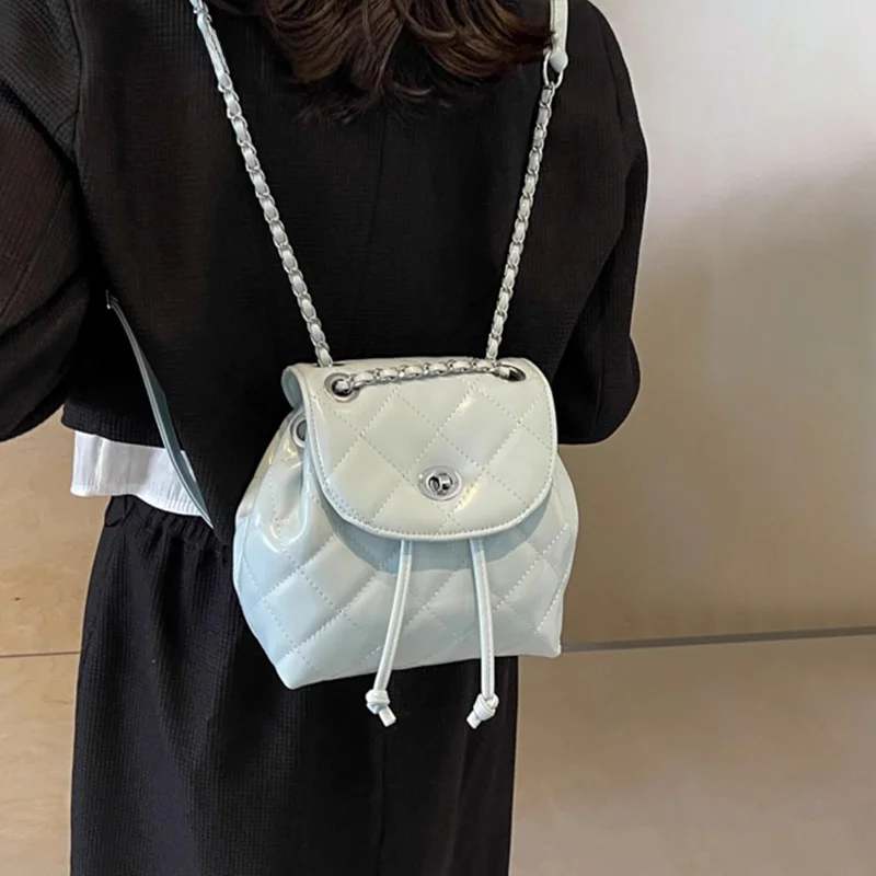 sac-a-dos-argente-tendance-pour-femme-sac-a-bandouliere-polyvalent-pour-les-trajets-quotidiens-site-officiel-charlie-kelli-shop-boucle-magnetique-pour-jeunes