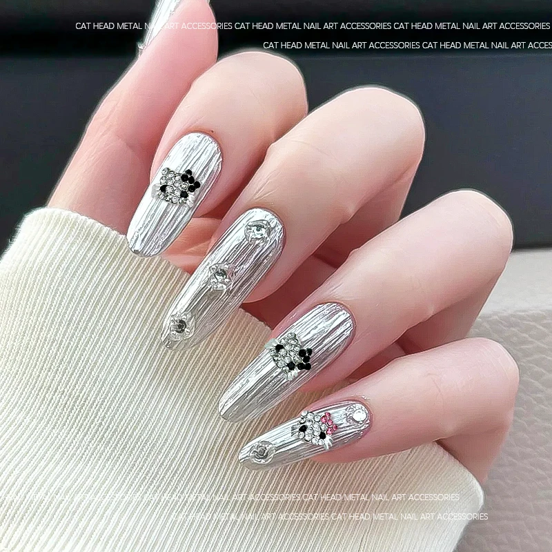 10/35 Buah Bagian Kuku Kristal Kitty Kawaii 3D Berlian Penuh Jimat Kuku Hello Kitty Kepala KT Berkilau dengan Dekorasi Seni Kuku Berlian Kecil