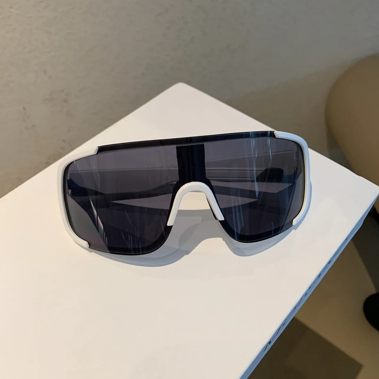 Neue Y2K-Stil Radfahren Sonnenbrille winddichte Brille für Männer Frauen Retro-reflektierende Folie Objektiv Straßenreiten Sportbrille – Detail 4