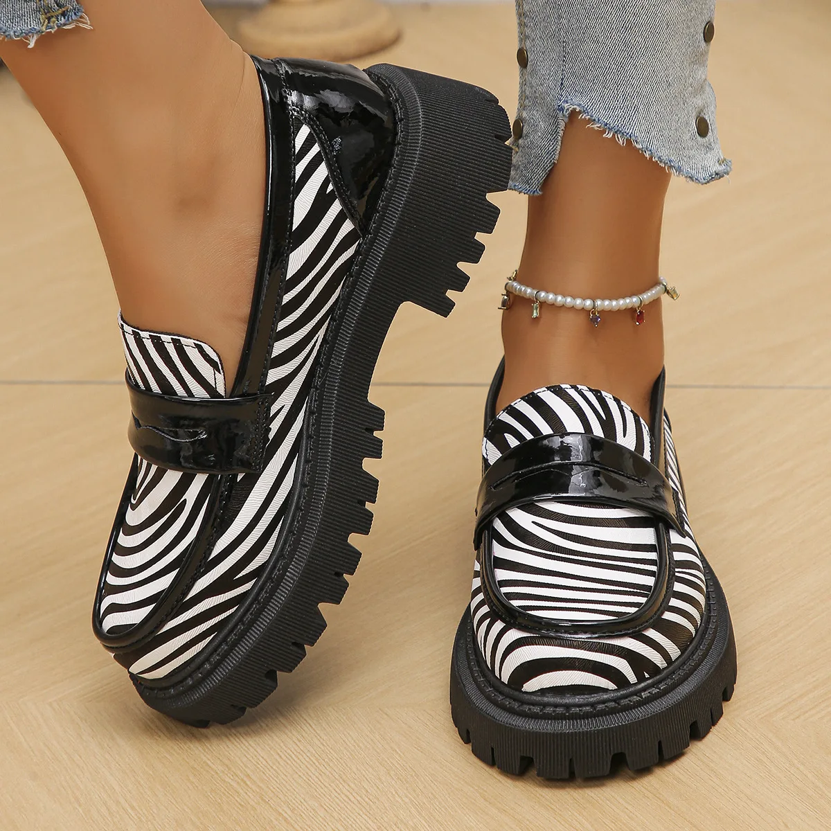 

New women's plus-size loafers, leopard print British style fashion shoes, versatile leather shoes