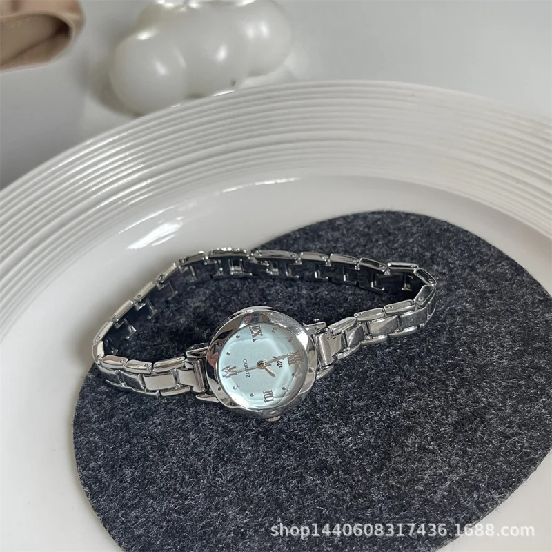 Niszowy okrągły mały zegarek Student Mori Style Bransoletka Stalowy pasek Prosty, pełen wdzięku i drobny zegarek dla kobietMiękki luksusowy retro