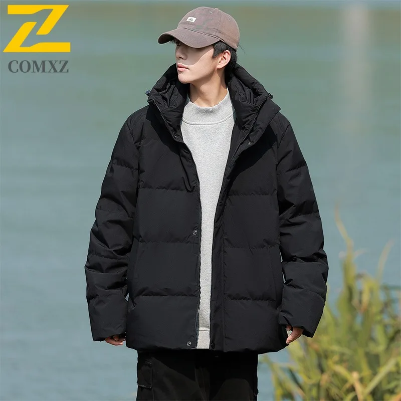 เสื้อแจ็คเก็ตขนเป็ด COMXZ สไตล์สตรีทแวร์ น้ำหนักเบา หนา อุ่น มีฮู้ด เหมาะสำหรับเล่นสกี เสื้อพัฟเฟอร์กันหิมะ กันลม เสื้อแจ็คเก็ตฤดูหนาวสำหรับผู้ชาย