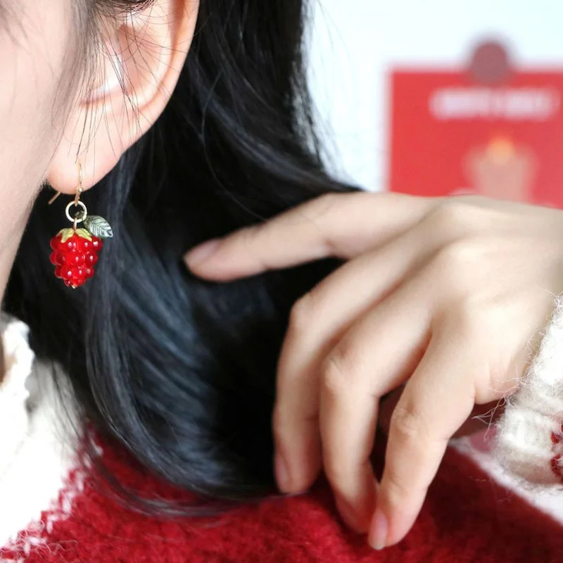 Hübsche kleine Himbeer-Ohrringe für Frauen, grüne Blätter, weiße Blume, rote Beeren-Frucht-Ohrringe, süße Verzierungen, Sommer-Schmuckgeschenk – Detail 6