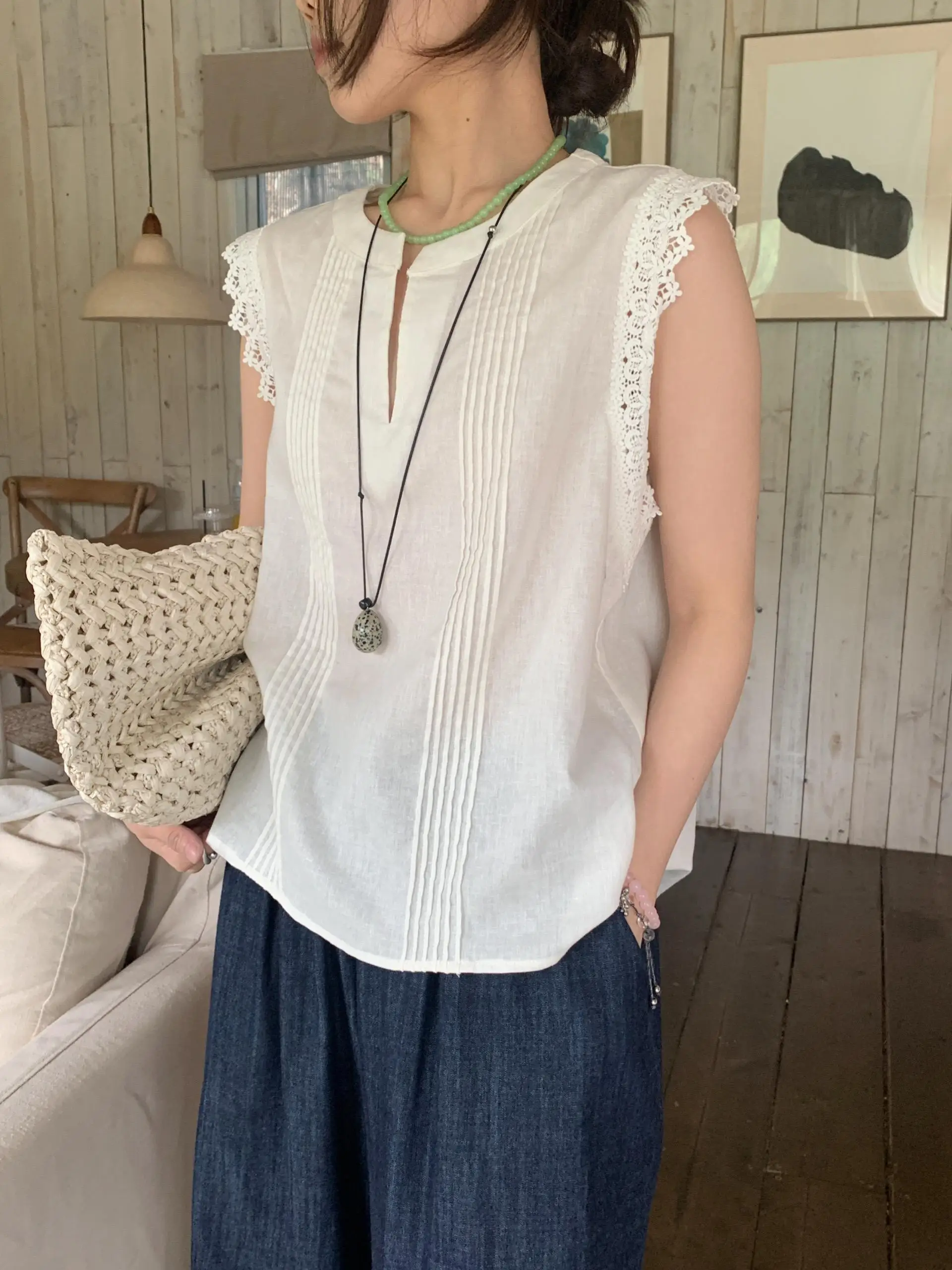 

Chic Lace Patchwork Sleeveless Vest Shirt Women's Loose Straight Cut Pleated Texture Top round Neck Half Open Neck Cotton Cas...