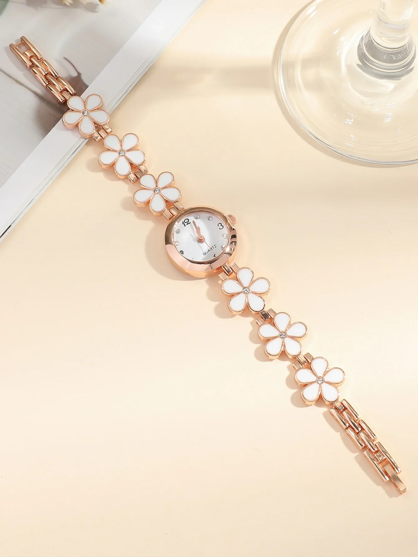 A Classic Fashion Four-leaf Clover Quartz Watch With Diamond Bracelet For Women. For Daily Life